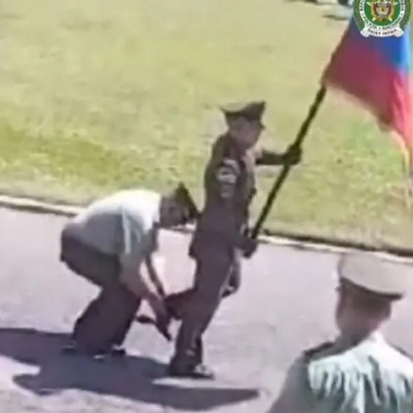 Un intendente jefe de la Policía desató furor en redes sociales al darle su zapato a un patrullero suyo en Villavicencio. No paran los aplausos.