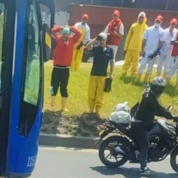 Accidente en Bogotá: motociclista y niño murieron arrollados por un camión