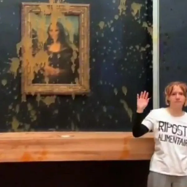 Video | Activistas le tiran sopa al icónico cuadro de la Mona Lisa como forma de protesta