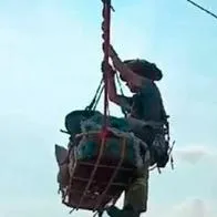 En Antioquia, bomberos usaron máquina escalera para rescatar a una mujer con sobrepeso de un edificio de 5 pisos. Hay video.