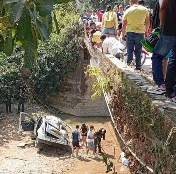 Una camioneta cayó desde un puente en el Tolima y dejó dos personas muertas