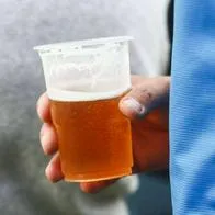 Foto de persona con cerveza, en nota de cómo cambia el hígado cuando se deja de beber licor y en cuánto tiempo se recupera