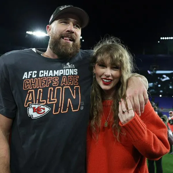 Travis Kelce y Taylor Swift, en nota sobre cuándo es el Super Bowl 