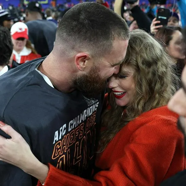 Super Bowl 2024: quién es Travis Kelce, novio de Taylor Swift; historia de amor BALTIMORE, MARYLAND - JANUARY 28: Travis Kelce #87 of the Kansas City Chiefs celebrates with Taylor Swift after a 17-10 victory against the Baltimore Ravens in the AFC Championship Game at M&T Bank Stadium on January 28, 2024 in Baltimore, Maryland.   Patrick Smith/Getty Images/AFP (Photo by Patrick Smith / GETTY IMAGES NORTH AMERICA / Getty Images via AFP)