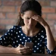 Foto de mujer preocupada, en nota de que Cuentas de ahorro de Nubank, Lulo Bank, Rappi y más obligarían a pago de impuestos; por qué