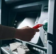 Cajero. En relación con qué hacer en caso de que se quede atrapada la tarjeta en la ranura.