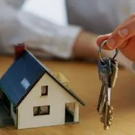 Comprar casa propia en 2024 ganando dos salarios mínimos se puede hacer con préstamo para Viviendas de Interés Social.