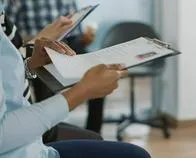 Siete de cada 10 colombianos suele mentir en su hoja de vida, según informe