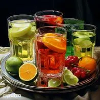 Bebidas más saludables para acompañar el almuerzo. Agua, té verde, infusión de hierbas, jugo de vegetales, batidos y más.