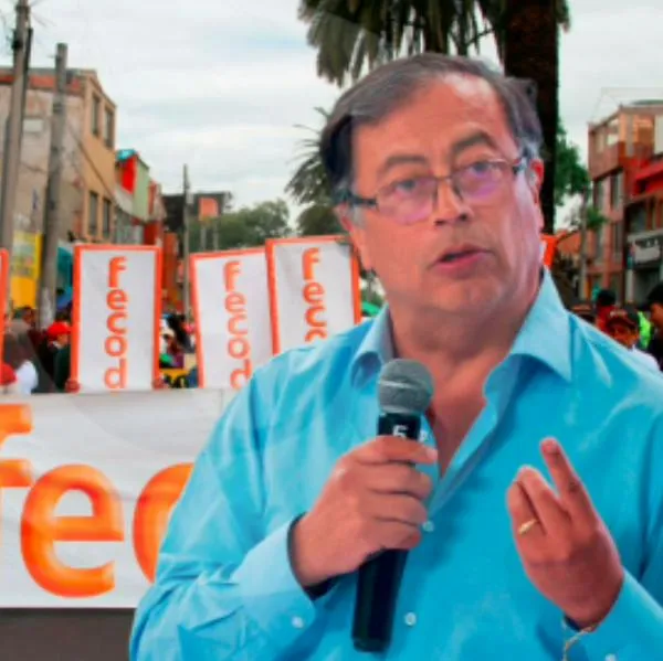 Foto de Gustavo Petro y banderas de Fecode, por aporte a su campaña de 500 millones de pesos