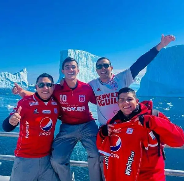 Científicos colombianos con la camiseta del América de Cali en la expedición a la Antártida 