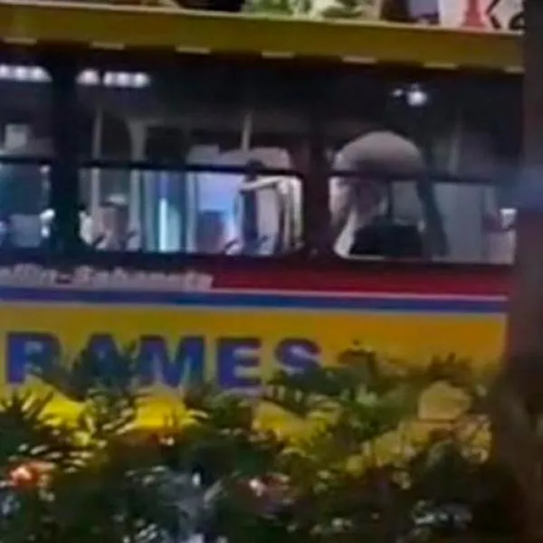 Adulto mayor venezolano fue agredido en un bus de Medellín porque no tenía el pasaje completo