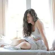 Foto de mujer con dolor estomacal, en nota de dispepsia y más enfermedades gástricas que darían alertas: por qué no normalizar dolores