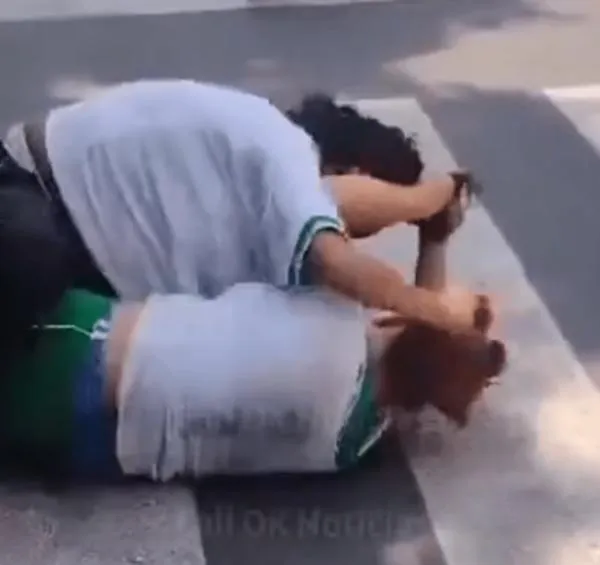 Video: Padre de las estudiantes que pelearon en plena vía pública serán multados