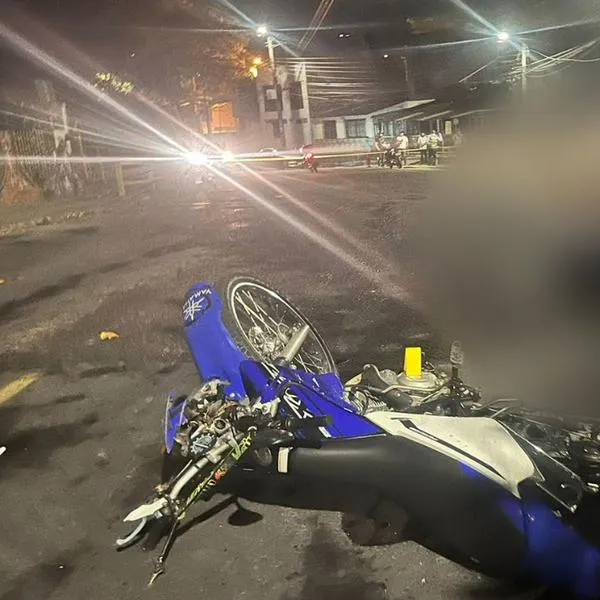 Accidente en Ibagué hoy, 31 de enero: joven motociclista, de 25 años, perdió la vida después de chocar contra la baranda de un puente.