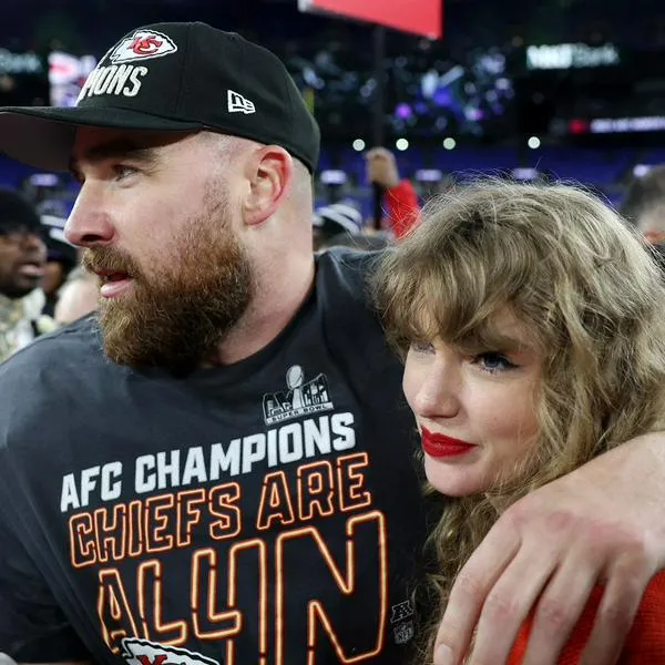 Travis Kelce y Taylor Swift, en nota sobre cuánto gana él, que jugará Super Bowl 2024