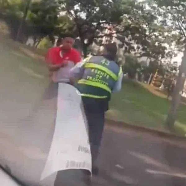 Video: Un guarda de tránsito y un motociclista se enfrentaron a golpes
