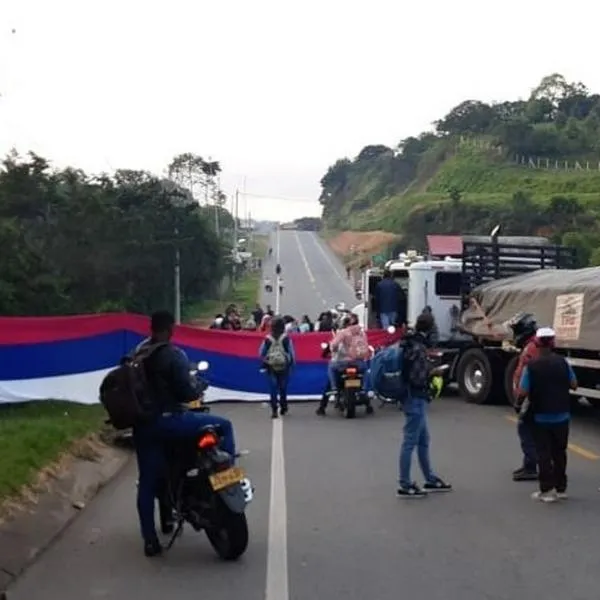Indígenas Misak que tienen bloqueada la vía Panamericana a la altura del municipio de Piendamó.