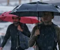 Persona con sombrilla. En relación con lluvia en Bogotá luego de sequía.