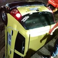 Taxi que quedó atascado en un hueco en la avenida Mirolindo de Ibagué.