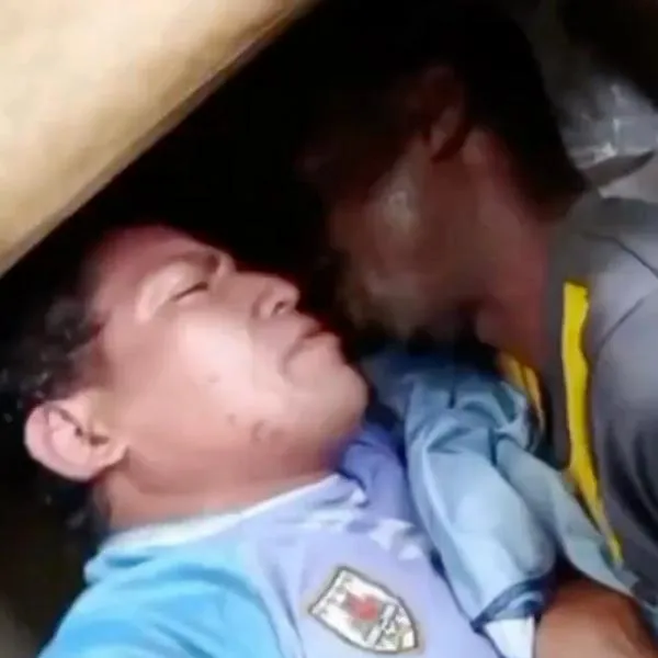 Foto de capturados en Ecuador a los que Ejército les hizo dar un beso