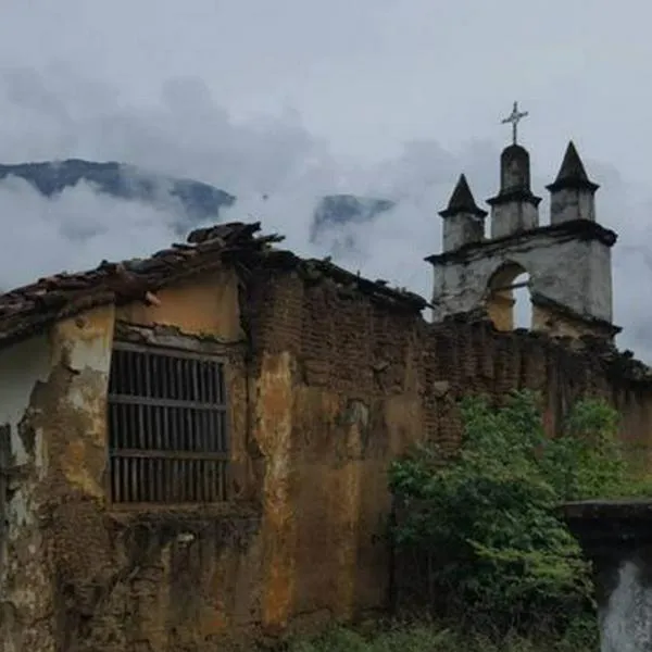 Dónde queda el pueblo fantasma oculto entre las montañas de Colombia, quiénes viven allí y cómo se hace para llegar hasta ese lugar.