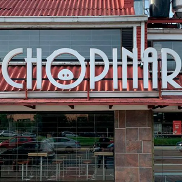 Muestran la foto del primer local del restaurante Chopinar que hubo en Bogotá en 1988. El icónico local estaba ubicado en la localidad de Chapinero. 