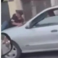 Mujer que se llevó en el capó de su carro a un operario de grúa que le iba a inmovilizar el carro por no tener revisión técnico mecánica.