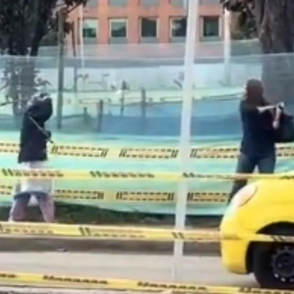 Video viral de pelea entre habitante de calle y mujer en Bogotá acapara la atención de las redes sociales hoy.