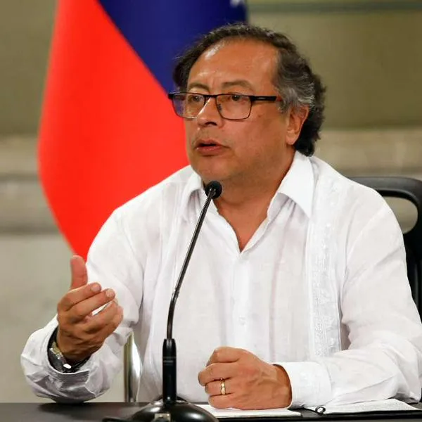 Gustavo Petro criticó la presencia del concejal de Cali Andrés Escobar en un batallón del Ejército y dijo que no puede dar clases.