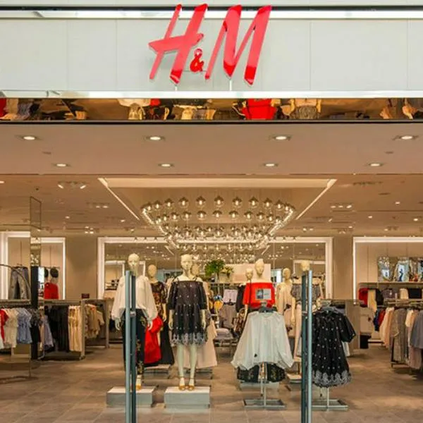 Zara y H&M están ajustando sus estrategias porque Shein se las está llevando en ventas, lo que ha traducido en cierre de tiendas y despidos.