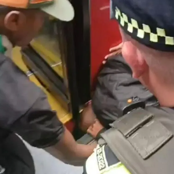 Hombre terminó con la cabeza atorada entre un bus de Transmilenio y una estación