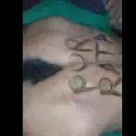 Desempolvan viejo video de hombre marcando con un fierro de ganado a un presunto ladrón en México. 