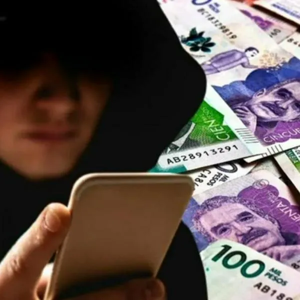 Foto de persona con celular y pesos colombianos por extorsión y secuestro exprés