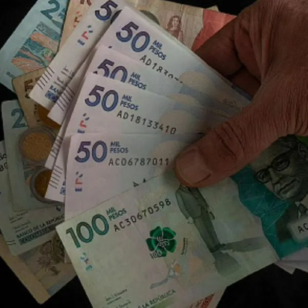 Foto de pesos colombianos por fraude a mujer con fondo de cesantías
