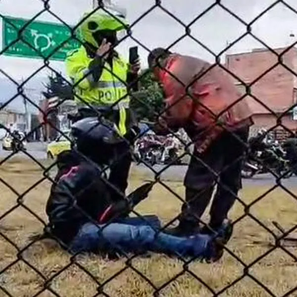Ciudadanos le prenden fuego a la moto de presunto ladrón en Bogotá