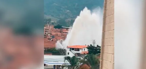 EN VIDEO: ¡Atención! Se rompió un tubo madre de acueducto en Bello