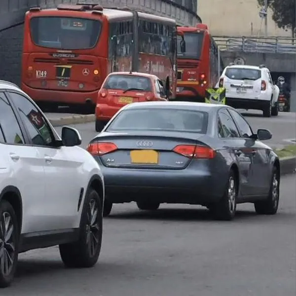 Dueños de carros en Bogotá los matriculan en municipios de Cundinamarca para acceder a descuento en impuesto vehicular.