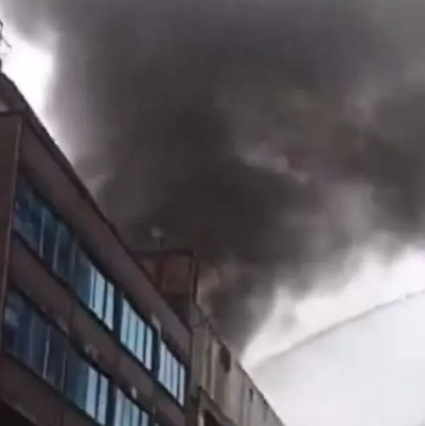 Incendio en Cali consumió todo el segundo piso de un centro comercial, pero ya fue controlado por los bomberos.