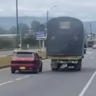 Peligroso enfrentamiento entre dos carros en vía de Colombia: iban 'rápidos y furiosos'