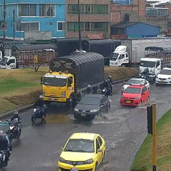 Por lluvias en Bogotá hoy, hay alerta para conductores de carros y motos. Decenas de calles están encharcadas. 