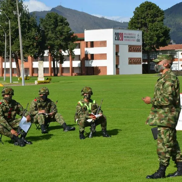 En la Escuela Militar de cadetes de Bogotá hay problema grande después de la extraña muerte de un alumno. En el lugar hay alarma por un posible virus. 