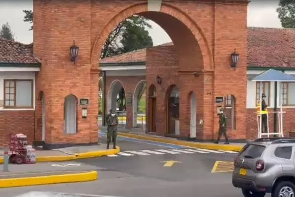 Hallan brote de infección respiratoria en escuela militar de Bogotá tras muerte de cadete