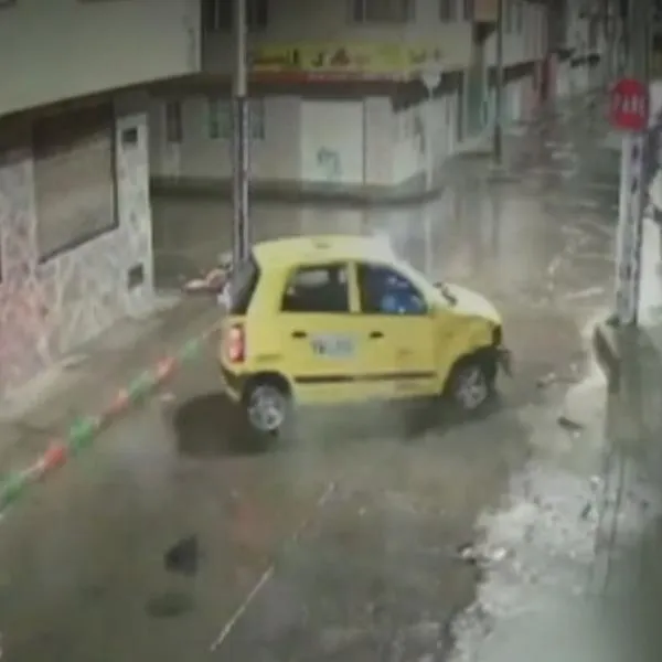 Taxista atropelló a motociclista en Bogotá y huyó; hay impactante video