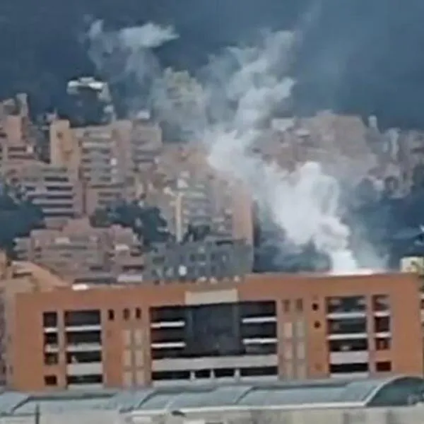 Humo visto cerca del centro comercial Andino en Bogotá no es de incendio, según los bomberos, podría ser de una caldera.