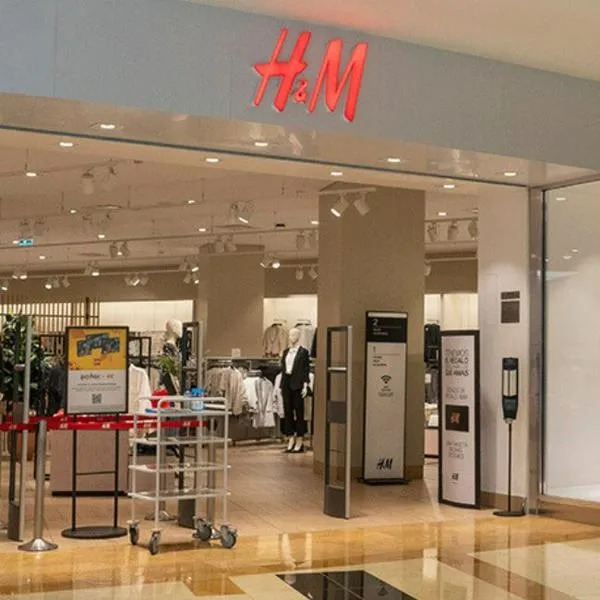 H&M, famosa cadena de tiendas de ropa, pasa malos días por cuenta de resultados adversos en materia de ventas y caída en acciones.