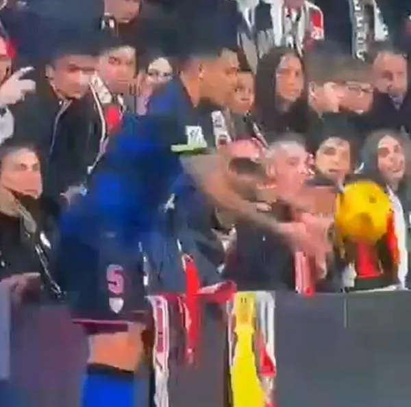Momento en el que a Lucas González lo tocan indebidamente durante un partido con Sevilla