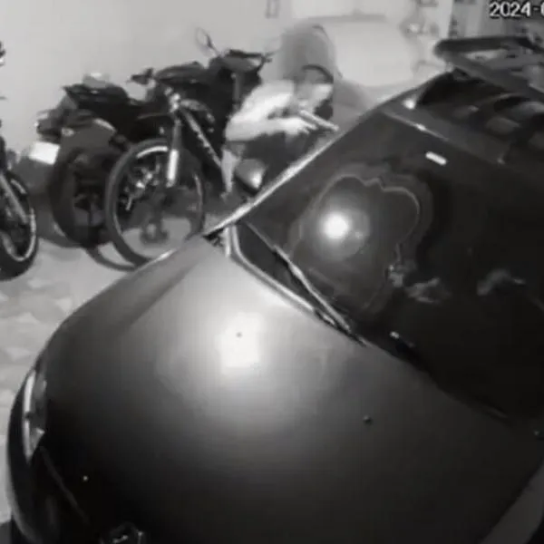 Ladrones con pistolas de juguete intentaron robar carro en Bogotá, pero el dueño los sacó corriendo