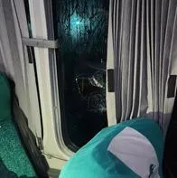 Bus que transportaba a trabajadores mineros fue atacado a piedras