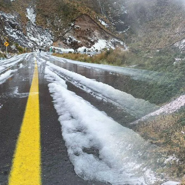Así se vio la granizada en carretera al nevado del Ruiz (Tolima-Manizales) que para muchos parecía nieve